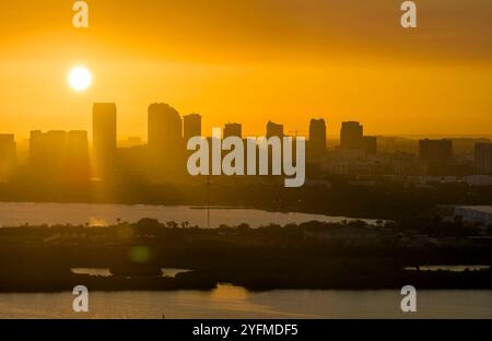 Blick von oben auf moderne Hochhäuser im Downtown District von Tampa City in Florida, USA bei Sonnenuntergang. Amerikanische Megapolis mit Busine Stockfoto