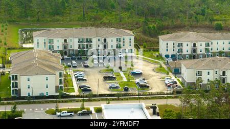 Blick aus der Vogelperspektive auf amerikanische Wohnhäuser in Florida. Neue Familienwohnungen als Beispiel für Wohnentwicklung in US-Vororten. Stockfoto