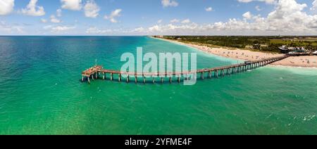 Venice Angelpier in Florida an sonnigen Sommertagen. Helle Meereslandschaft mit Wellen, die am Sandstrand krachen. Stockfoto