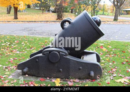 Eine alte Kanone in einem Park im Herbst. Antike Artillerie im Park der Plains of Abraham in Kanada. Der Battlefield Park in Québec City. Stockfoto