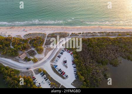 Parkplatz am Blind Pass Beach am Manasota Key in Englewood. Touristen Autos vor dem Ozean Strand mit weichem weißen Sand in Florida. Beliebter Urlaub Stockfoto