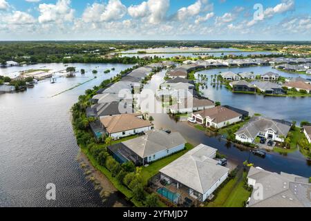 Tropische Regenfälle überschwemmten Wohnhäuser in Vorstädten in Florida. Hurrikan-Nachwirkungen. Stockfoto