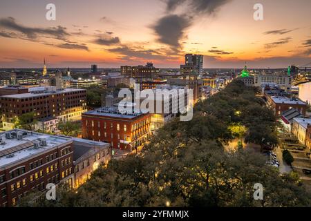 Historische amerikanische Stadtarchitektur bei Nacht. Savannah, alte Stadt im Bundesstaat Georgia. Beleuchtete Straßen und Gebäude von oben. Stockfoto