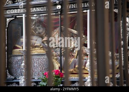 Kirche St. Peter München Deutschland mit dem Skelett der Heiligen Munditia Stockfoto