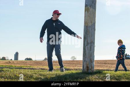 Anhänger des ehemaligen republikanischen Präsidentschaftskandidaten Donald Trump kommen am 3. November 2024 zu einer Wahlkampfveranstaltung in Lititz, Pennsylvania Stockfoto