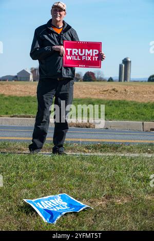 Anhänger des ehemaligen republikanischen Präsidentschaftskandidaten Donald Trump kommen am 3. November 2024 zu einer Wahlkampfveranstaltung in Lititz, Pennsylvania Stockfoto