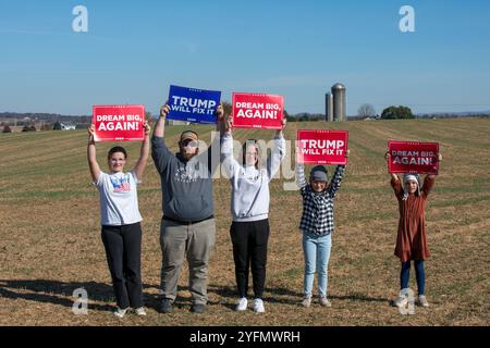 Anhänger des ehemaligen republikanischen Präsidentschaftskandidaten Donald Trump kommen am 3. November 2024 zu einer Wahlkampfveranstaltung in Lititz, Pennsylvania Stockfoto