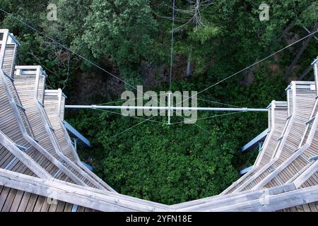 Mettlach, Deutschland - 27. Juni 2021: Blick auf den Holzturm an der Saarschleife an einem Frühlingnachmittag in Deutschland. Stockfoto