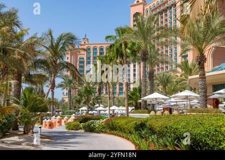 Tropischer Garten im Atlantis The Palm Hotel in Dubai mit Sonnenschirmen rund um den Royal Pool Stockfoto