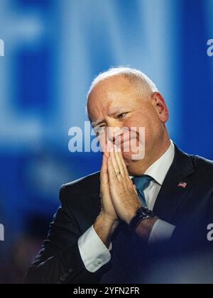 4. November 2024 - Einen Tag vor der Wahl hält der demokratische VP Happy Tim Walz seine dritte und letzte Kundgebung des Tages in West Allis, WI. Stockfoto