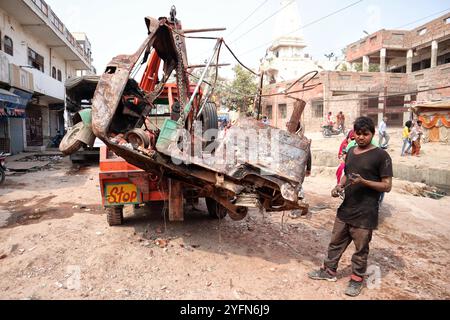 Die Menschen entfernen die verkohlte Auto-Rikscha, nachdem sie am 29. Februar 2020 von einem Mob bei Unruhen in der Gegend von Chandbagh in Neu-Delhi, Indien, in Brand gesetzt wurde. Mehr als 40 Menschen wurden getötet und 100 wurden bei Unruhen verletzt, die am 24. Februar über das umstrittene Staatsbürgerschaftsgesetz im Nordosten von Delhi ausbrachen. Stockfoto