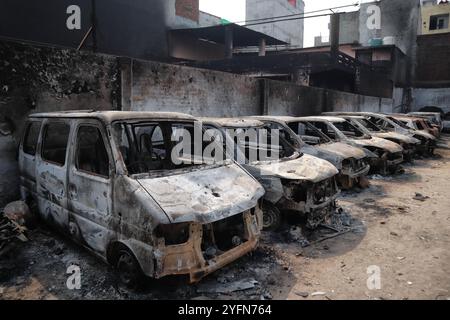 Verbrannte Autos in der Schlange, nachdem ein Parkplatz von einem Mob bei Unruhen in Chandbagh in New Delhi, Indien, am 29. Februar 2020 in Brand gesetzt wurde. Mehr als 40 Menschen wurden getötet und 100 wurden bei Unruhen verletzt, die am 24. Februar über das umstrittene Staatsbürgerschaftsgesetz im Nordosten von Delhi ausbrachen. Stockfoto