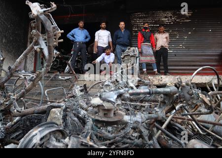 Die verbrannten Fahrzeuge wurden von einem Mob während der Unruhen in der Gegend von Chandbagh in Neu-Delhi am 29. Februar 2020 in Brand gesetzt. Mehr als 40 Menschen wurden getötet und 100 wurden bei Unruhen verletzt, die am 24. Februar über das umstrittene Staatsbürgerschaftsgesetz im Nordosten von Delhi ausbrachen. Stockfoto