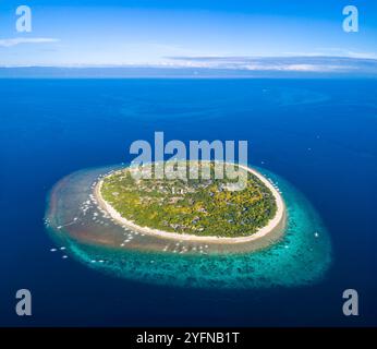 Eine Luftaufnahme von Balicasag Island, einer winzigen Insel im Südwesten von Bohol in den zentralen Philippinen. Es ist berühmt für das Tauchen auf der tiefen, vertikalen Stockfoto