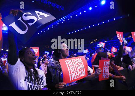 Las Vegas, USA. November 2024. Atmosphäre während der „When We Vote We Win, Harris-Walz Rally and Concert“ in der MGM Grand Garden Arena am 4. November 2024 in Las Vegas, Nevada. Foto: Paul Citone/imageSPACE Credit: Imagespace/Alamy Live News Stockfoto