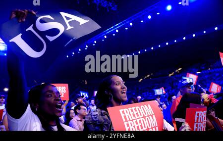 Las Vegas, USA. November 2024. Atmosphäre während der „When We Vote We Win, Harris-Walz Rally and Concert“ in der MGM Grand Garden Arena am 4. November 2024 in Las Vegas, Nevada. Foto: Paul Citone/imageSPACE Credit: Imagespace/Alamy Live News Stockfoto