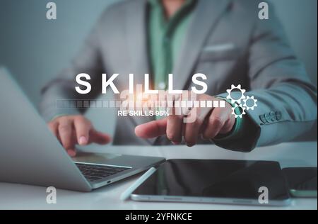 Mitarbeiter, der mit dem Pfeil auf Upskill oder Reskill zeigt, Upskill and Personal Development Concept, Kill Training, Bildung, Lernen, Fähigkeit, wissen und Co Stockfoto