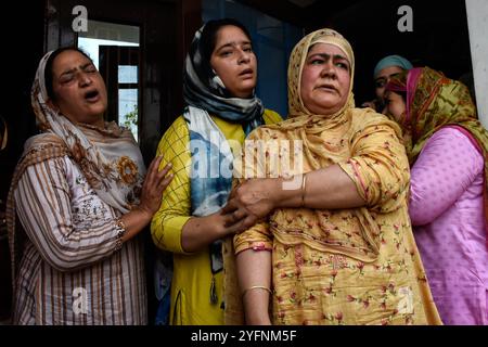 Verwandte des zivilen Bahsir Ahmad Khan, der bei einer Schießerei zwischen Rebellen und Indianern getötet wurde, beklagen während seiner Beerdigung in Srinagar, dem indischen Kaschmir am 1. Juli 2020. Ein CRPF-Mann und ein ziviler Bashir wurden getötet, nachdem Rebellen die Partei der Central Reserve Police Force (CRPF) im Bezirk Sopore nördlich des Kaschmir-Tals angegriffen hatten. Stockfoto