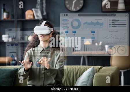 Frau im VR-Headset mit App Stockfoto