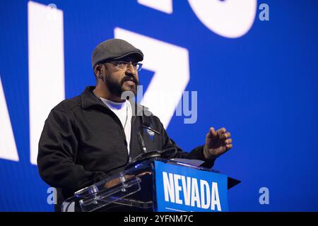 Las Vegas, USA. November 2024. Nicholas Tangen stand auf der Bühne während der „When We Vote We Win, Harris-Walz Rally and Concert“ in der MGM Grand Garden Arena am 4. November 2024 in Las Vegas, Nevada. Foto: Paul Citone/imageSPACE Credit: Imagespace/Alamy Live News Stockfoto