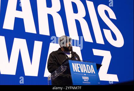 Las Vegas, USA. November 2024. Nicholas Tangen stand auf der Bühne während der „When We Vote We Win, Harris-Walz Rally and Concert“ in der MGM Grand Garden Arena am 4. November 2024 in Las Vegas, Nevada. Foto: Paul Citone/imageSPACE Credit: Imagespace/Alamy Live News Stockfoto