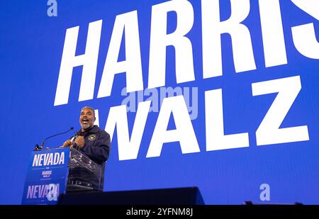 Las Vegas, USA. November 2024. US-Kongressabgeordneter für Nevada Steven Horsford auf der Bühne der „When We Vote We Win, Harris-Walz Rally and Concert“ am 4. November 2024 in Las Vegas, Nevada. Foto: Paul Citone/imageSPACE Credit: Imagespace/Alamy Live News Stockfoto