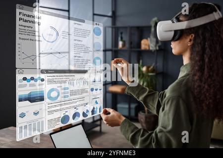 Frau, die VR-Headset für den Bildungsbereich verwendet Stockfoto