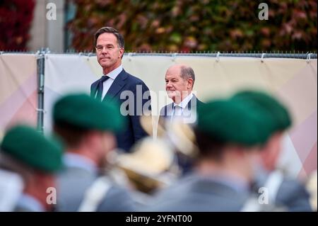 Bundeskanzler Olaf Scholz Re. Der NATO-Generalsekretär Mark Rutte zu dessen Antrittsbesuch mit militärischen Ehren im Bundeskanzleramt in Berlin. / Bundeskanzler Olaf Scholz Right empfängt NATO-Generalsekretär Mark Rutte zu seinem Eröffnungsbesuch mit militärischen Auszeichnungen im Bundeskanzleramt in Berlin. Schnappschuss-Fotografie/F.. Boillot *** Bundeskanzler Olaf Scholz Right empfängt NATO-Generalsekretär Mark Rutte zu seinem Eröffnungsbesuch mit militärischen Auszeichnungen im Bundeskanzleramt in Berlin Bundeskanzler Olaf Scholz Right empfängt NATO-Generalsekretär Mark Rutte auf Hi Stockfoto