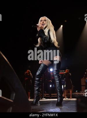 Las Vegas, Nevada, USA. November 2024. Christina Aguilera tritt live auf der Bühne während der „When We Vote We Win, Harris-Walz Rally and Concert“ in der MGM Grand Garden Arena am 4. November 2024 in Las Vegas, Nevada, auf. Foto: Paul Citone/imageSPACE/MediaPunch Credit: MediaPunch Inc/Alamy Live News Stockfoto