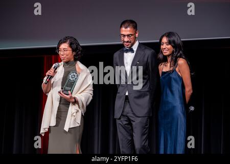 (L bis R) Sabrina Cruz, Taha Khan, Melissa Fernandes (Antwort in Bearbeitung) Gewinnerin des Canadian Award of Excellence, bei der Buffer Festival Awards Gala im Paradise Theatre in Toronto. Das Pufferfestival in Toronto ist eine jährliche Veranstaltung, bei der digitale YouTuber und andere Online-Videokünstler ihre Arbeit feiern und hochwertige, originelle Inhalte von YouTubern und anderen Online-Videokünstlern präsentieren. Das Festival bietet Vorführungen, Podiumsdiskussionen und Networking-Gelegenheiten, die kreative und Fans zu einer einzigartigen Feier des Online-Storytelling zusammenbringen. (Foto: Shawn Goldberg/SOPA Images/SIPA USA) Stockfoto