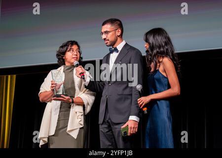 (L bis R) Sabrina Cruz, Taha Khan, Melissa Fernandes (Antwort in Bearbeitung) Gewinnerin des Canadian Award of Excellence, bei der Buffer Festival Awards Gala im Paradise Theatre in Toronto. Das Pufferfestival in Toronto ist eine jährliche Veranstaltung, bei der digitale YouTuber und andere Online-Videokünstler ihre Arbeit feiern und hochwertige, originelle Inhalte von YouTubern und anderen Online-Videokünstlern präsentieren. Das Festival bietet Vorführungen, Podiumsdiskussionen und Networking-Gelegenheiten, die kreative und Fans zu einer einzigartigen Feier des Online-Storytelling zusammenbringen. (Foto: Shawn Goldberg/SOPA Images/SIPA USA) Stockfoto