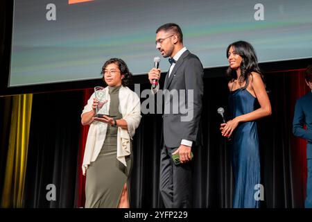 (L bis R) Sabrina Cruz, Taha Khan, Melissa Fernandes (Antwort in Bearbeitung) Gewinnerin des Canadian Award of Excellence, bei der Buffer Festival Awards Gala im Paradise Theatre in Toronto. Das Pufferfestival in Toronto ist eine jährliche Veranstaltung, bei der digitale YouTuber und andere Online-Videokünstler ihre Arbeit feiern und hochwertige, originelle Inhalte von YouTubern und anderen Online-Videokünstlern präsentieren. Das Festival bietet Vorführungen, Podiumsdiskussionen und Networking-Gelegenheiten, die kreative und Fans zu einer einzigartigen Feier des Online-Storytelling zusammenbringen. (Foto: Shawn Goldberg/SOPA Images/SIPA USA) Stockfoto
