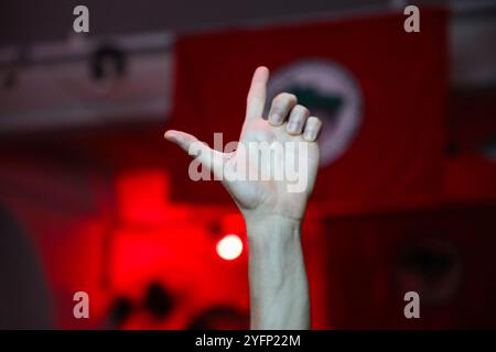 Rio De Janeiro, Rj, Brasilien. 31. Oktober 2022. Ein Lula-Unterstützer macht Lulas L-Zeichen mit seiner Hand bei der Ankündigung seines Sieges im Hauptquartier der Landless Workers' Movement, einer agroökologischen Organisation, die sich für den Zugang zu Land für arme Bauern einsetzt. Mehrere Monate lang kämpfte der Kandidat der Arbeiterpartei Luiz InÂ·cio Lula da Silva, bekannt als Ã¬LulaÃ®, in Brasilien gegen den ehemaligen rechtsextremen Präsidenten Jair Bolsonaro. Am 2. Oktober 2022 wurde er erster in der ersten Runde, bevor er am 30. Oktober 2022 gewählt wurde. Mehrere Monate lang hat der Kandidat der Arbeiterpartei Luiz InÃcio Lula da Silva, Stockfoto