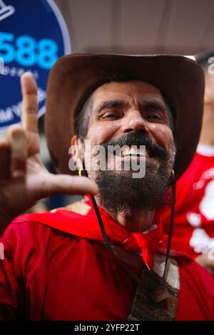 Rio De Janeiro, Rj, Brasilien. September 2022. Ein Lula-Unterstützer macht Lulas L-Zeichen mit seiner Hand bei der Ankündigung seines Sieges im Hauptquartier der Landless Workers' Movement, einer agroökologischen Organisation, die sich für den Zugang zu Land für arme Bauern einsetzt. Mehrere Monate lang kämpfte der Kandidat der Arbeiterpartei Luiz InÂ·cio Lula da Silva, bekannt als Ã¬LulaÃ®, in Brasilien gegen den ehemaligen rechtsextremen Präsidenten Jair Bolsonaro. Am 2. Oktober 2022 wurde er erster in der ersten Runde, bevor er am 30. Oktober 2022 gewählt wurde. Mehrere Monate lang war der Kandidat der Arbeiterpartei Luiz InÃcio Lula da silv Stockfoto