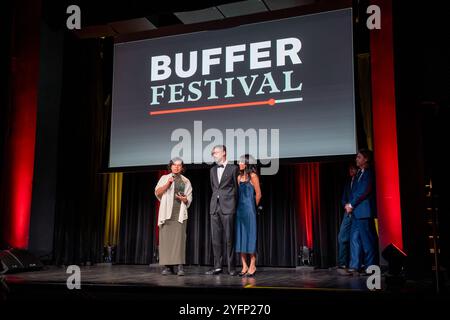 (L bis R) Sabrina Cruz, Taha Khan, Melissa Fernandes (Antwort in Bearbeitung) Gewinnerin des Canadian Award of Excellence, bei der Buffer Festival Awards Gala im Paradise Theatre in Toronto. Das Pufferfestival in Toronto ist eine jährliche Veranstaltung, bei der digitale YouTuber und andere Online-Videokünstler ihre Arbeit feiern und hochwertige, originelle Inhalte von YouTubern und anderen Online-Videokünstlern präsentieren. Das Festival bietet Vorführungen, Podiumsdiskussionen und Networking-Gelegenheiten, die kreative und Fans zu einer einzigartigen Feier des Online-Storytelling zusammenbringen. (Foto: Shawn Goldberg/SOPA Images/SIPA USA) Stockfoto