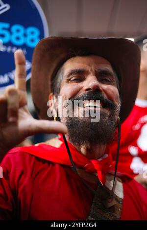 Ein Lula-Unterstützer macht Lulas L-Zeichen mit seiner Hand bei der Ankündigung seines Sieges im Hauptquartier der Landless Workers' Movement, einer agroökologischen Organisation, die sich für den Zugang zu Land für arme Bauern einsetzt. Mehrere Monate lang kämpfte der Kandidat der Arbeiterpartei Luiz Inácio Lula da Silva, bekannt als „Lula“, in Brasilien gegen den ehemaligen rechtsextremen Präsidenten Jair Bolsonaro. Lula führte die erste Runde am 2. Oktober 2022 an, bevor er die Wahl am 30. Oktober 2022 gewann. (Foto: Apolline Guillerot-Malick/SOPA Images/SIPA USA) Stockfoto