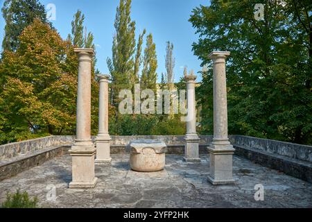 Das Visovac Kloster befindet sich auf einer kleinen Insel mitten im Visovac See, im kroatischen Krka Nationalpark. Umgeben von üppigem Grün, dieses Histo Stockfoto