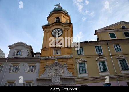 Uhrenturm, ein prominentes Denkmal in der Korzo-Straße im Zentrum von Rijeka, Kroatien. Der Uhrenturm mit seiner markanten gelben Fassade Stockfoto