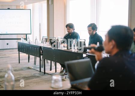 Bogor, 26. Oktober 2024. Business Meeting läuft, bei dem eine Gruppe von Fachleuten an einem Konferenztisch, Showcasi, diskutiert wird Stockfoto