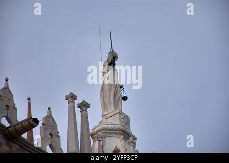 Eine Statue der Richterin, ein Symbol für Gerechtigkeit und Fairness, steht auf einem Gebäude in Venedig, Italien. Stockfoto