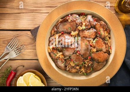 Arabische Küche; zarte Hühnerleber mit ZitronenKnoblauch, in Butter gebraten und mit einer süßen würzigen Granatapfelglasur überzogen. Stockfoto
