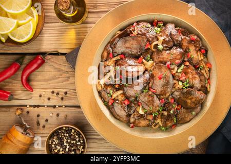 Arabische Küche; zarte Hühnerleber mit ZitronenKnoblauch, in Butter gebraten und mit einer süßen würzigen Granatapfelglasur überzogen. Stockfoto