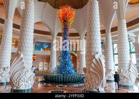 Atlantis The Palm Hotel mit Glasskulptur im Hotelfoyer von Dale Chihuly, Dubai, Vereinigte Arabische Emirate, 2024 Stockfoto