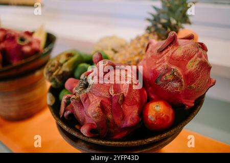 Ein lebendiges Sortiment an frischem Obst und Gemüse in einem Behälter, das die Fülle der Natur zeigt, perfekt für gesundheitsbewusste Verbraucher und c Stockfoto