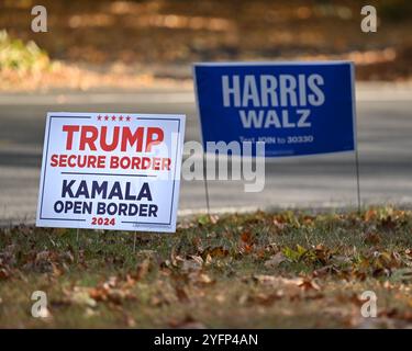 Philadelphia, USA. 4. November 2024 - Philadelphia, PA - politische Rasenschilder am Vorabend der Wahlen in den USA. Foto: Don Mennig / Alamy News Stockfoto