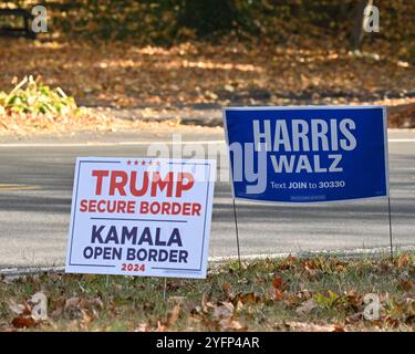 Philadelphia, USA. 4. November 2024 - Philadelphia, PA - politische Rasenschilder am Vorabend der Wahlen in den USA. Foto: Don Mennig / Alamy News Stockfoto