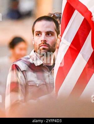 Philadelphia, USA. 4. November 2024 - Philadelphia, PA - Ein Mann trägt eine US-Flagge zur Kundgebung. Foto: Don Mennig / Alamy News Stockfoto