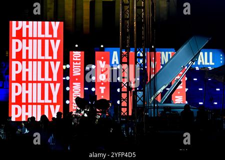 Philadelphia, USA. November 2024 - Philadelphia, PA - Beschilderung und Inszenierung von Veranstaltungen. Foto: Don Mennig / Alamy News Stockfoto