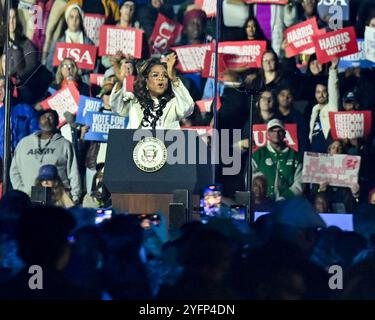 Philadelphia, USA. 4. November 2024 - Philadelphia, PA - Celebrity Oprah Winfrey stellt der Menge Vizepräsidentin Kamala Harris vor. Foto: Don Mennig / Alamy News Stockfoto