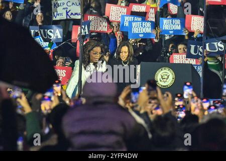 Philadelphia, USA. 4. November 2024: Philadelphia, PA - Celebrity Oprah Winfrey begleitet Vizepräsidentin Kamala Harris auf das Podium. Foto: Don Mennig / Alamy News Stockfoto